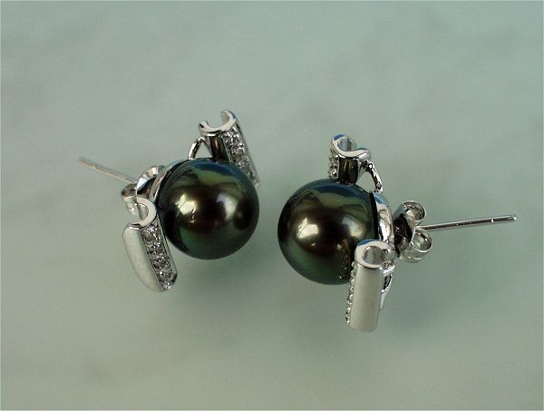 Black Pearl Earrings at SelecTraders