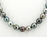 Baroque pearl collar at Selectraders