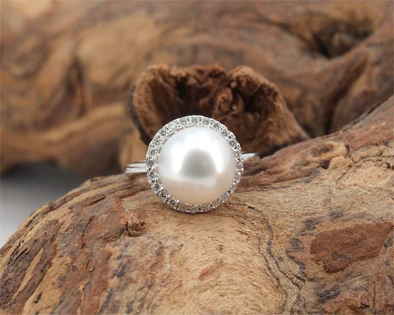 White Gold Ring at SelecTraders
